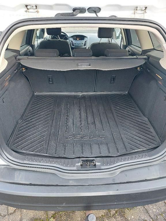 Gebraucht Ford Focus Trend 125 PS (91 kW) 2017 Weiß Limousine