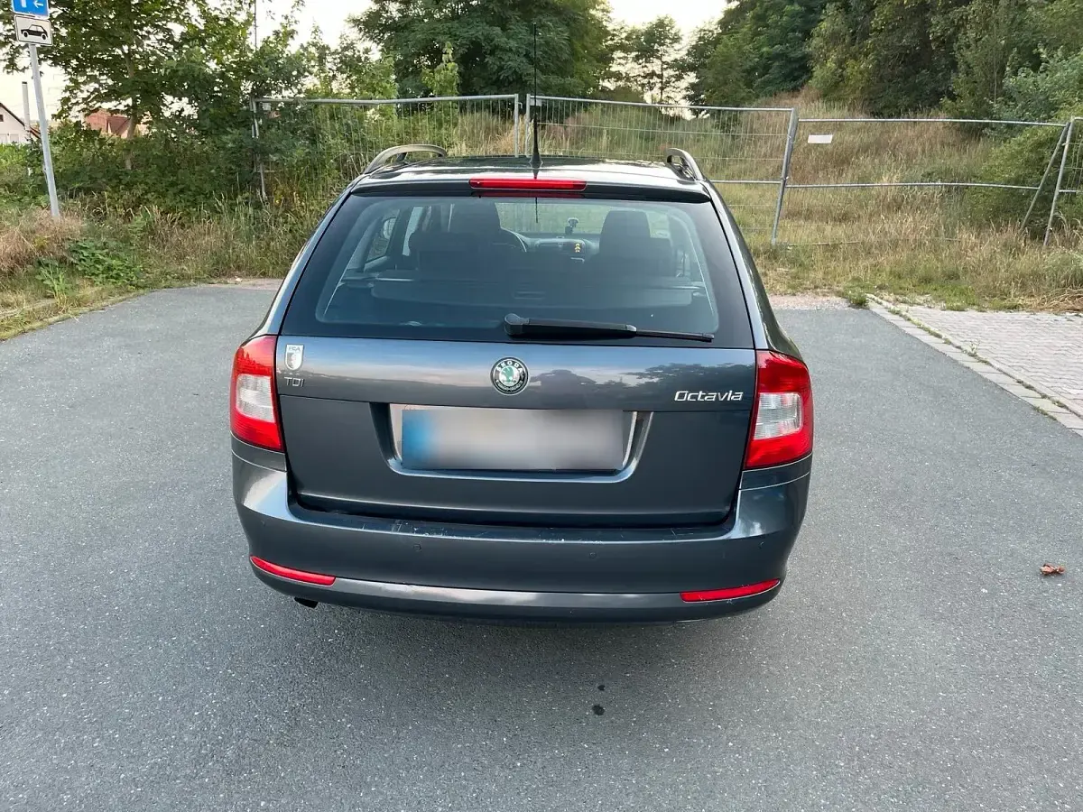 Gebraucht Skoda Octavia 105 PS (77 kW) 2012 Grau Kombi