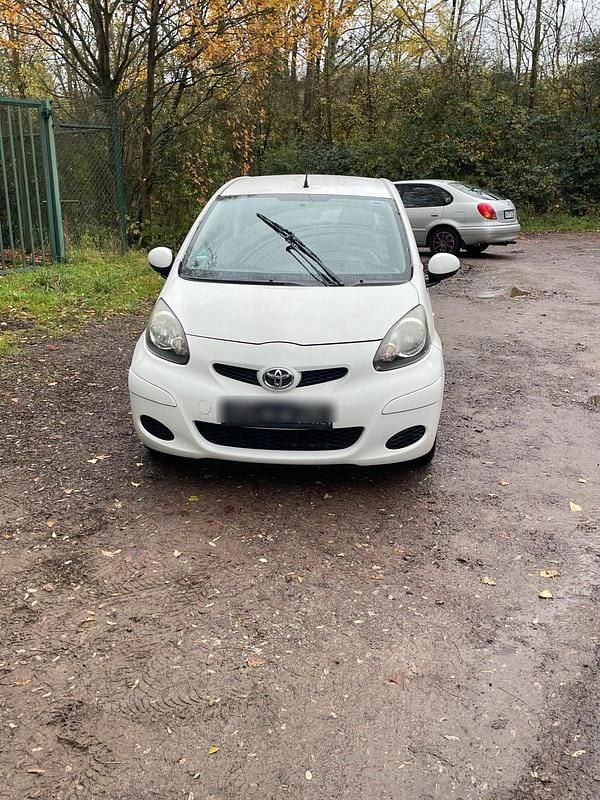 Weiß Gebraucht 2010 Toyota Aygo Kleinwagen | 2.300 € (Fairer Preis) - Bild 1/4
