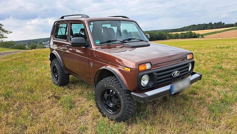 Braun Gebraucht 2018 Lada niva SUV | 17.500 € (Teuer) - Bild 1/4