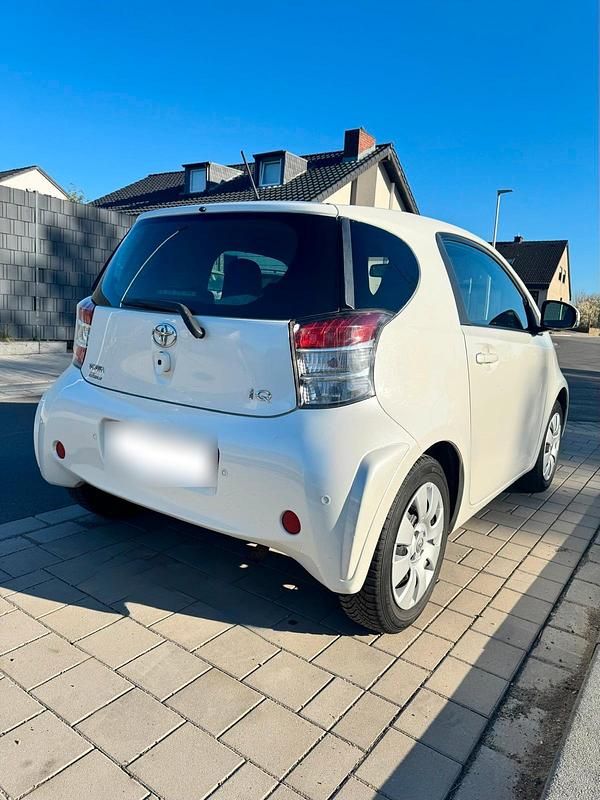 Gebraucht Toyota iQ 68 PS (50 kW) 2011 Weiß Kleinwagen