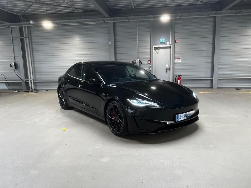 Schwarz Gebraucht 2024 Tesla Model 3 Performance Limousine | 49.500 € - Bild 1/4