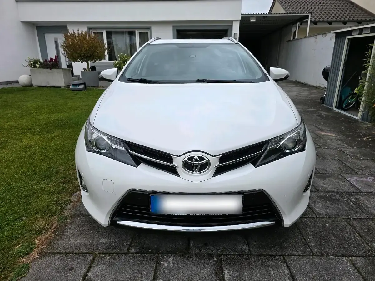Gebraucht Toyota Auris 133 PS (97 kW) 2014 Weiß Kombi