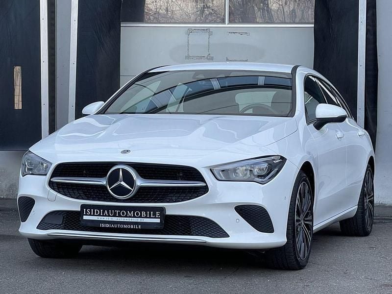 Weiß Gebraucht 2021 Mercedes CLA220 Shooting Brake Kombi | 23.800 € (Guter Preis) - Bild 1/4