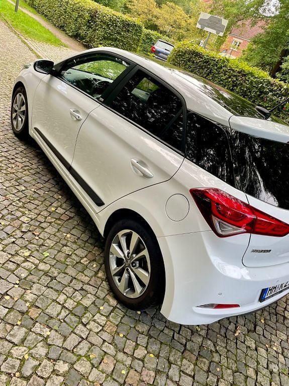 Gebraucht Hyundai i20 Passion 120 PS (88 kW) 2016 Weiß Kleinwagen