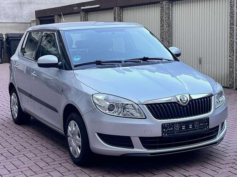 Silber Gebraucht 2010 Skoda Fabia Ambiente Kleinwagen | 4.850 € (Fairer Preis) - Bild 1/4