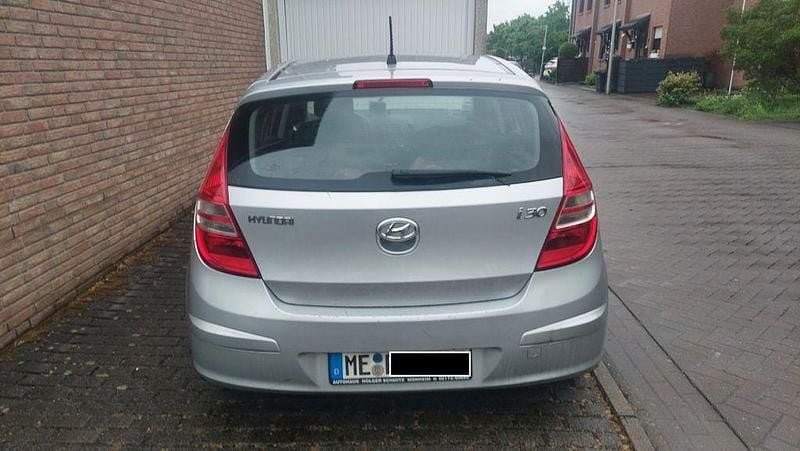 Grau Gebraucht 2009 Hyundai i30 Comfort Limousine | 700 € (Superpreis) - Bild 1/4