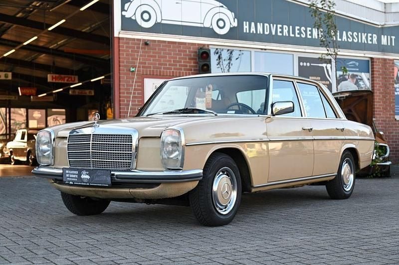 Beige Gebraucht 1974 Mercedes W115 Limousine | 18.990 € - Bild 1/4