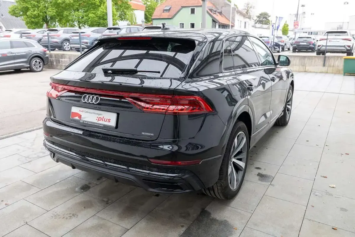 Gebraucht Audi Q8 S-Line 286 PS (210 kW) 2023 Mythosschwarz SUV
