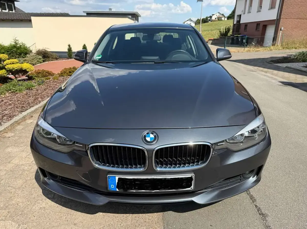 Gebraucht BMW 318 143 PS (105 kW) 2013 Grau Limousine