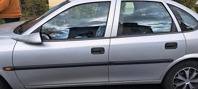 Silber Gebraucht 1996 Opel Corsa Limousine | 1.350 € - Bild 1/4