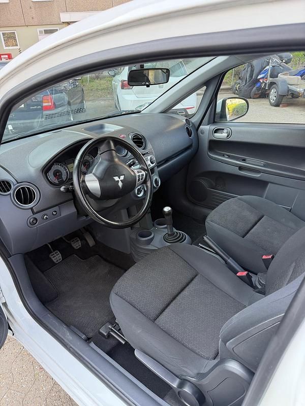 Gebraucht Mitsubishi Colt 75 PS (55 kW) 2011 Weiß Kleinwagen
