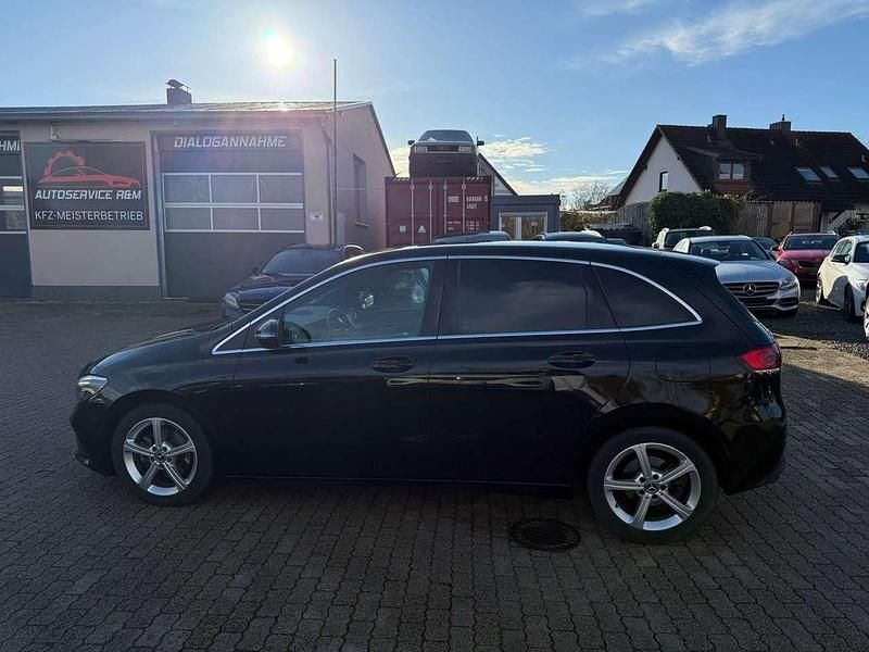 Gebraucht Mercedes B180 116 PS (85 kW) 2021 Kosmosschwarz Van / Kleinbus