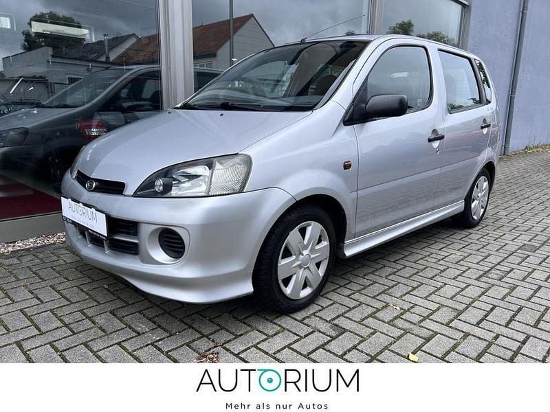 Silber Gebraucht 2001 Daihatsu YRV Plus Van / Kleinbus | 2.999 € - Bild 1/4