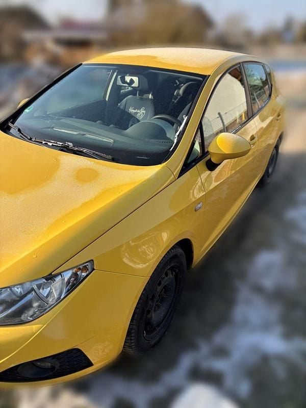 Usado Seat Ibiza Style 90 HP (66 kW) 2010 Amarelo Sedan