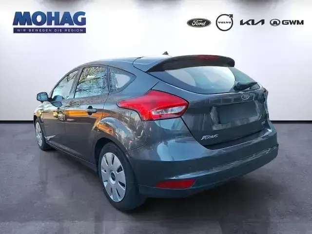 Używany Ford Focus Trend 101 KM (74 kW) 2018 Szary Sedan/Limuzyna