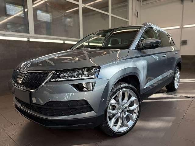 Grau metallic Gebraucht 2020 Skoda Karoq SUV | 26.680 € (Etwas zu teuer) - Bild 1/4