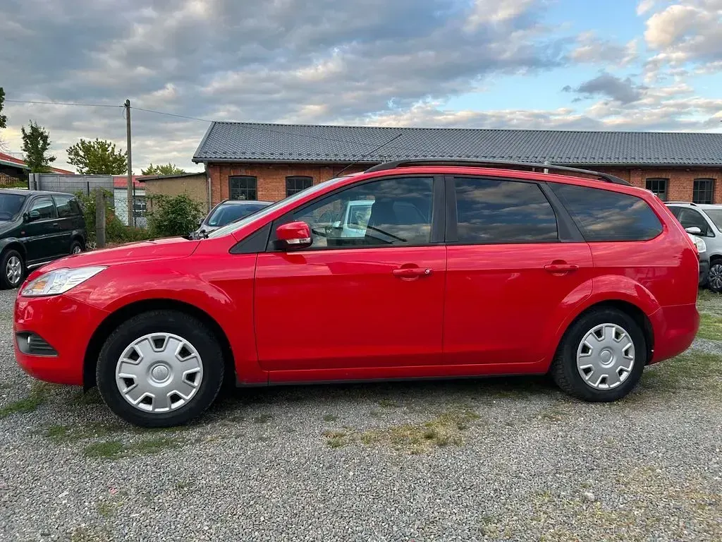 Gebraucht Ford Focus 101 PS (74 kW) 2011 Rot Limousine