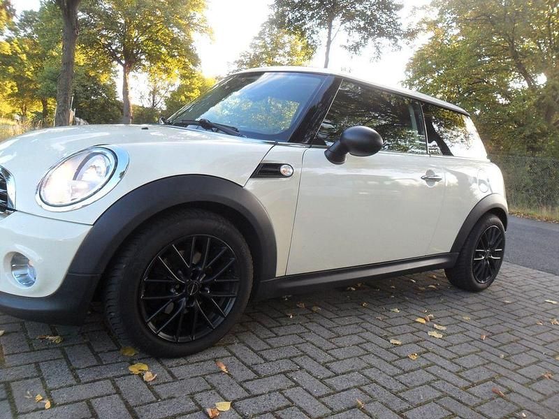 Weiß Gebraucht 2010 Mini ONE Kleinwagen | 3.999 € (Fairer Preis) - Bild 1/4