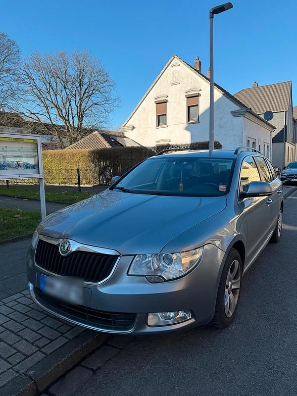 Gebraucht Skoda Superb 122 PS (89 kW) 2011 Grau Kombi
