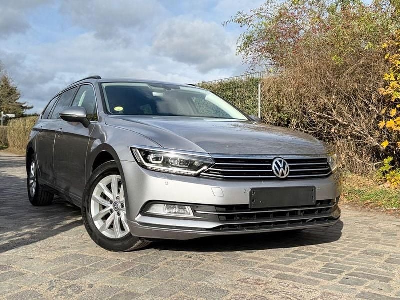Silber Gebraucht 2019 VW Passat Comfortline Kombi | 12.499 € (Guter Preis) - Bild 1/4
