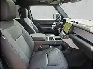Neu Land Rover Defender 200 PS (147 kW) 2026 Grün (woolstone green metallic) SUV