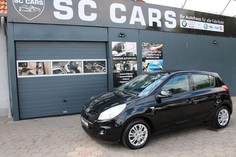 Schwarz Gebraucht 2010 Hyundai i20 Comfort Limousine | 7.499 € (Teuer) - Bild 1/4