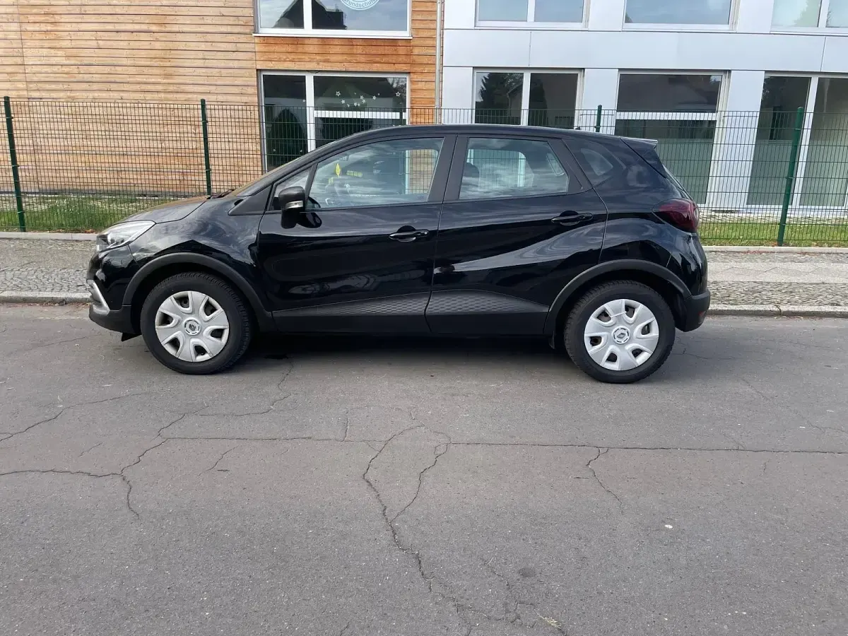 Używany Renault Captur Life 90 KM (66 kW) 2017 Czarny SUV