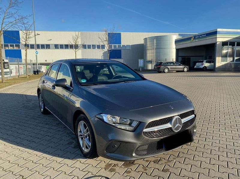 Gebraucht Mercedes A180 116 PS (85 kW) 2019 Grau Kleinwagen