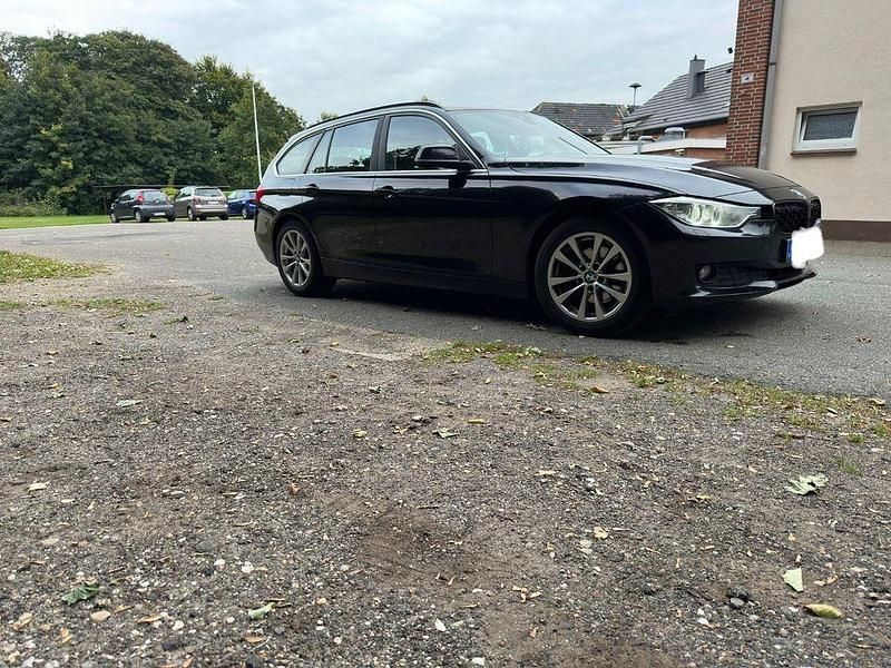 Schwarz Gebraucht 2013 BMW 320 Kombi | 9.900 € (Fairer Preis) - Bild 1/4