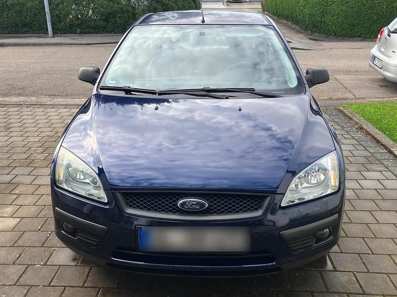 Blau Gebraucht 2005 Ford Focus Limousine | 1.975 € (Fairer Preis) - Bild 1/4