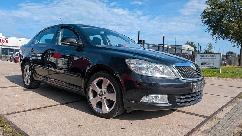 Schwarz Gebraucht 2010 Skoda Octavia Limousine | 3.990 € (Teuer) - Bild 1/4