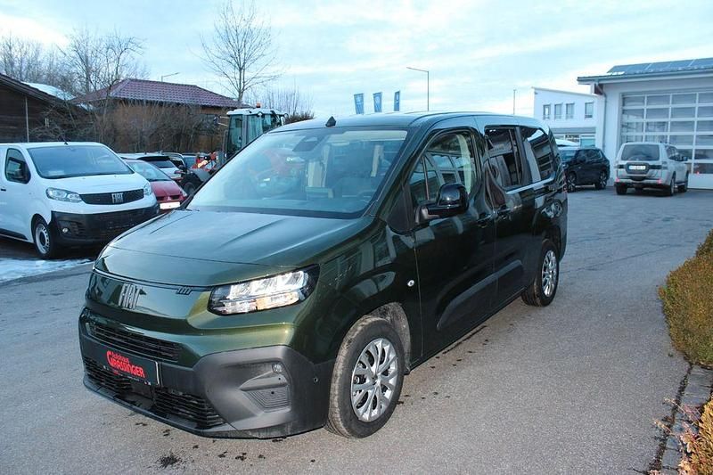 Neu Fiat Doblò 132 PS (97 kW) 2025 Grün Van / Kleinbus