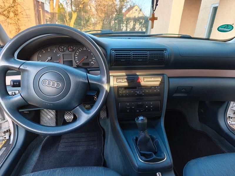 Gebraucht Audi A4 101 PS (74 kW) 2000 Silber Limousine