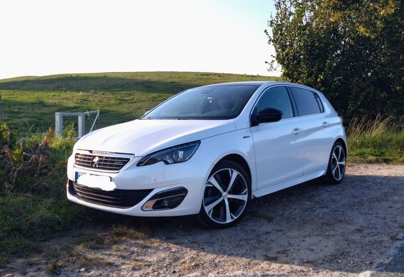 Weiß Gebraucht 2017 Peugeot 308 GT-line Limousine | 9.600 € (Fairer Preis) - Bild 1/4