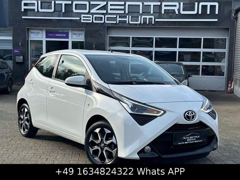 Weiß Gebraucht 2021 Toyota Aygo Business Edition Kleinwagen | 9.471 € (Fairer Preis) - Bild 1/4