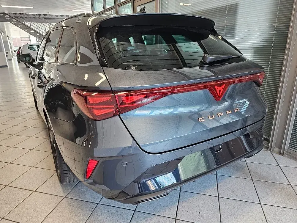 Neu Cupra Leon 150 PS (110 kW) 2025 Grau Limousine