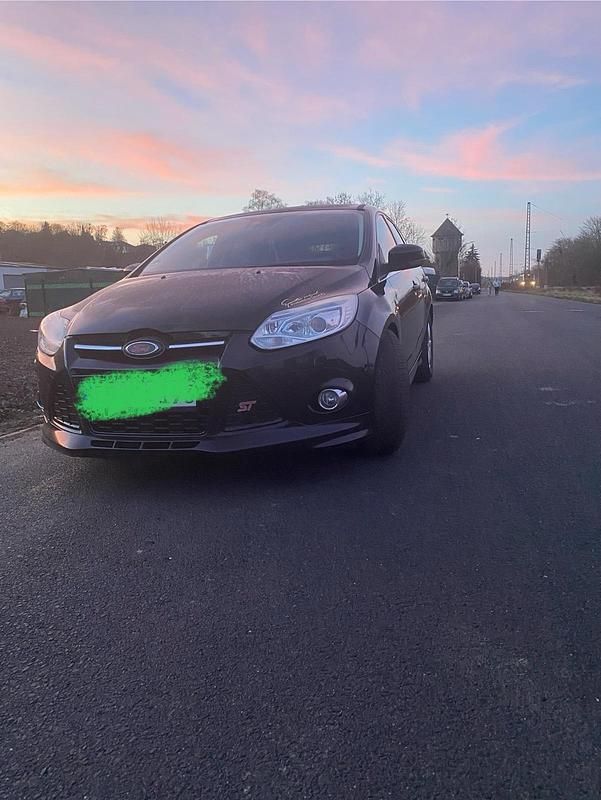 Schwarz Gebraucht 2013 Ford Focus Kombi | 7.299 € (Teuer) - Bild 1/4