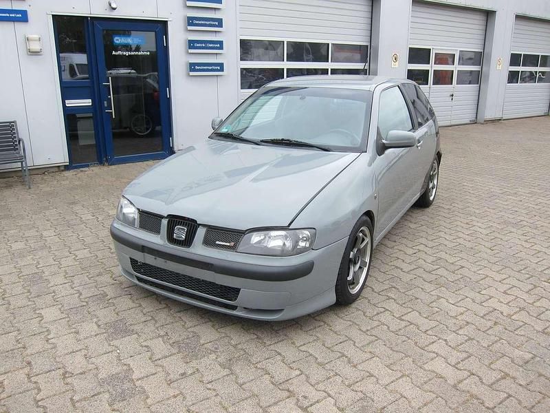 Grau Gebraucht 2000 Cupra Ibiza Limousine | 3.400 € - Bild 1/4
