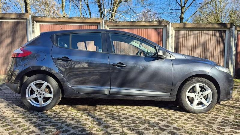 Gebraucht Renault Mégane 101 PS (74 kW) 2011 Schwarz Limousine