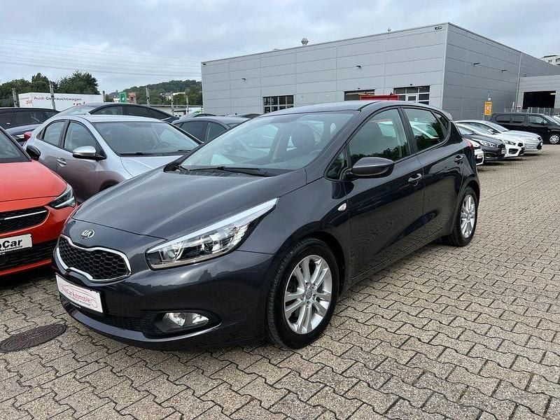 Grau Gebraucht 2012 Kia Ceed Limousine | 7.990 € (Fairer Preis) - Bild 1/4