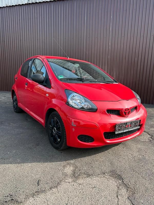 Gebraucht Toyota Aygo 68 PS (50 kW) 2009 Rot Kleinwagen