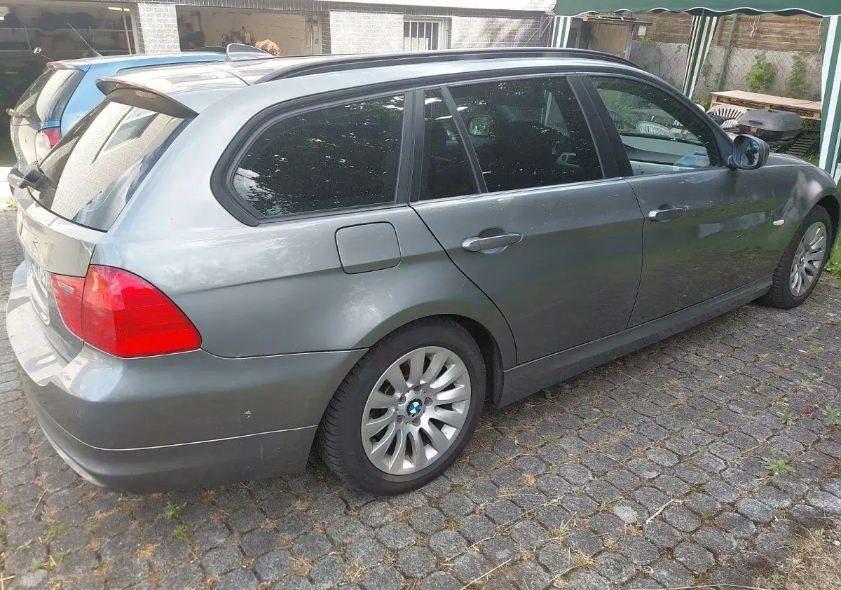 Gebraucht BMW 320 170 PS (125 kW) 2010 Grau Kombi