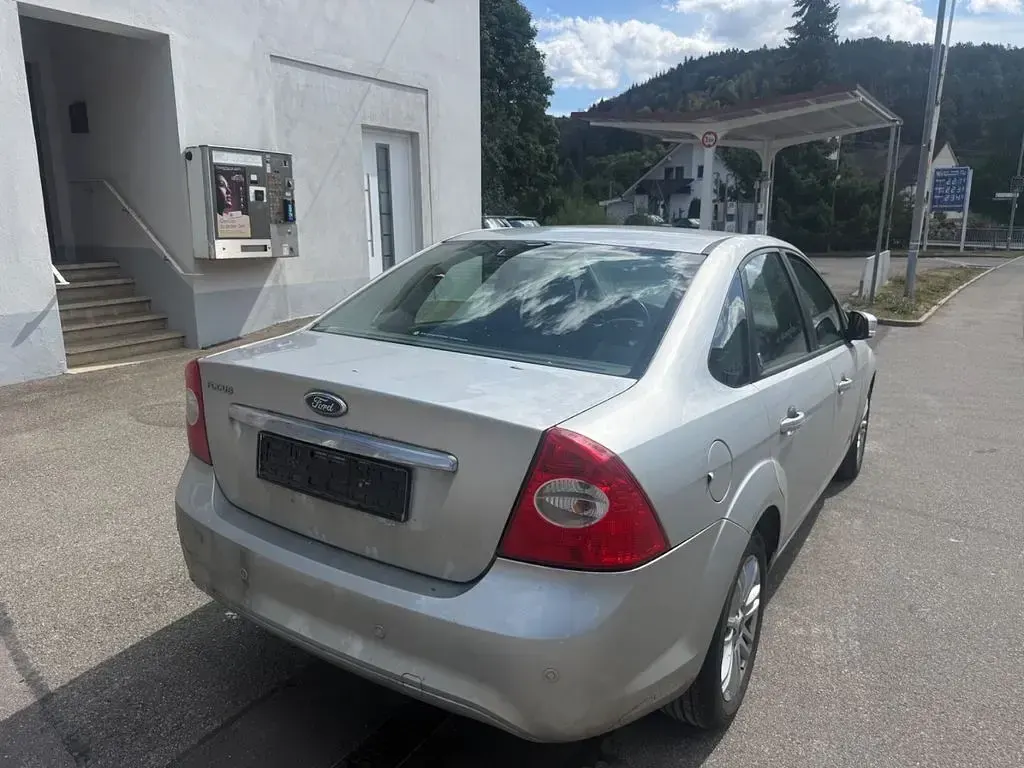 Gebraucht Ford Focus Ghia 145 PS (106 kW) 2009 Silber Limousine