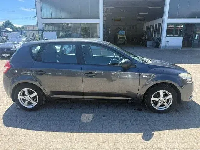 Gebraucht Kia Ceed 109 PS (80 kW) 2011 Grau Kleinwagen
