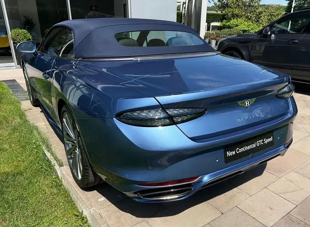 Neu Bentley Continental Mulliner 782 PS (575 kW) 2026 Blau Cabrio