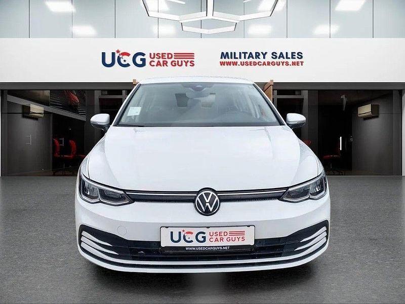Używany VW Golf VIII Active 131 KM (96 kW) 2022 Biały Sedan/Limuzyna