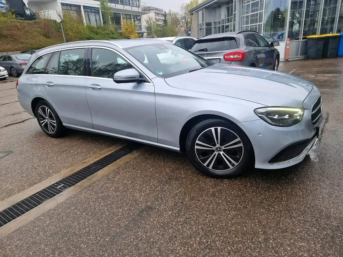 Usado Mercedes E220 194 CV (142 kW) 2021 Plateado Familiar