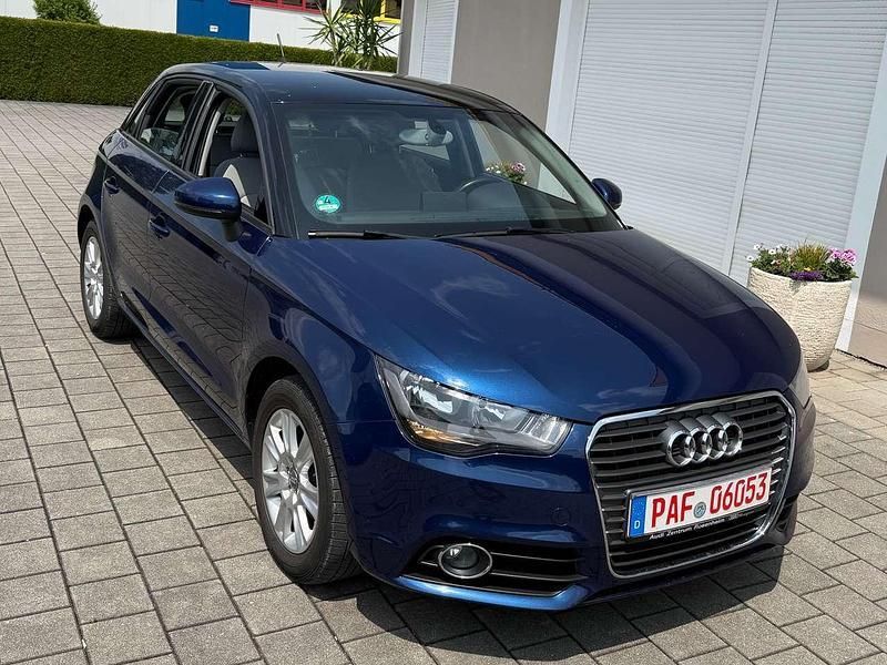 Blau Gebraucht 2013 Audi A1 Sportback Ambition Kleinwagen | 6.499 € (Superpreis) - Bild 1/4