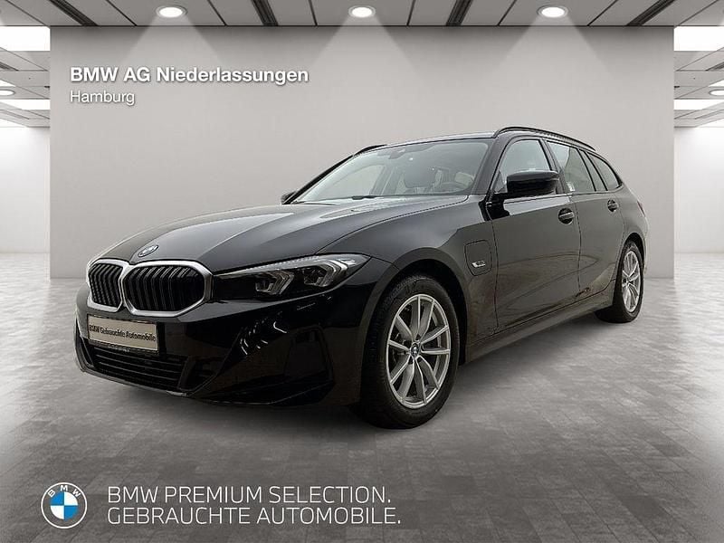 Schwarz Gebraucht 2022 BMW 330e Sport Line Kombi | 33.811 € (Fairer Preis) - Bild 1/4